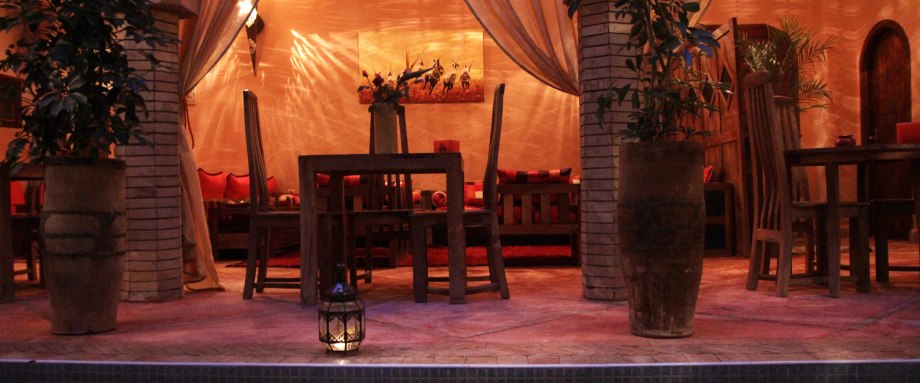 Tables au bord de la piscine du Riad Azenzer