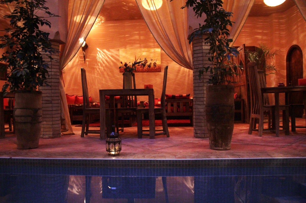 Tables au bord de la piscine du Riad Azenzer