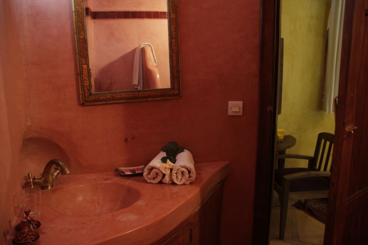Salle de bain en tadelakt dans chambre double supéieure